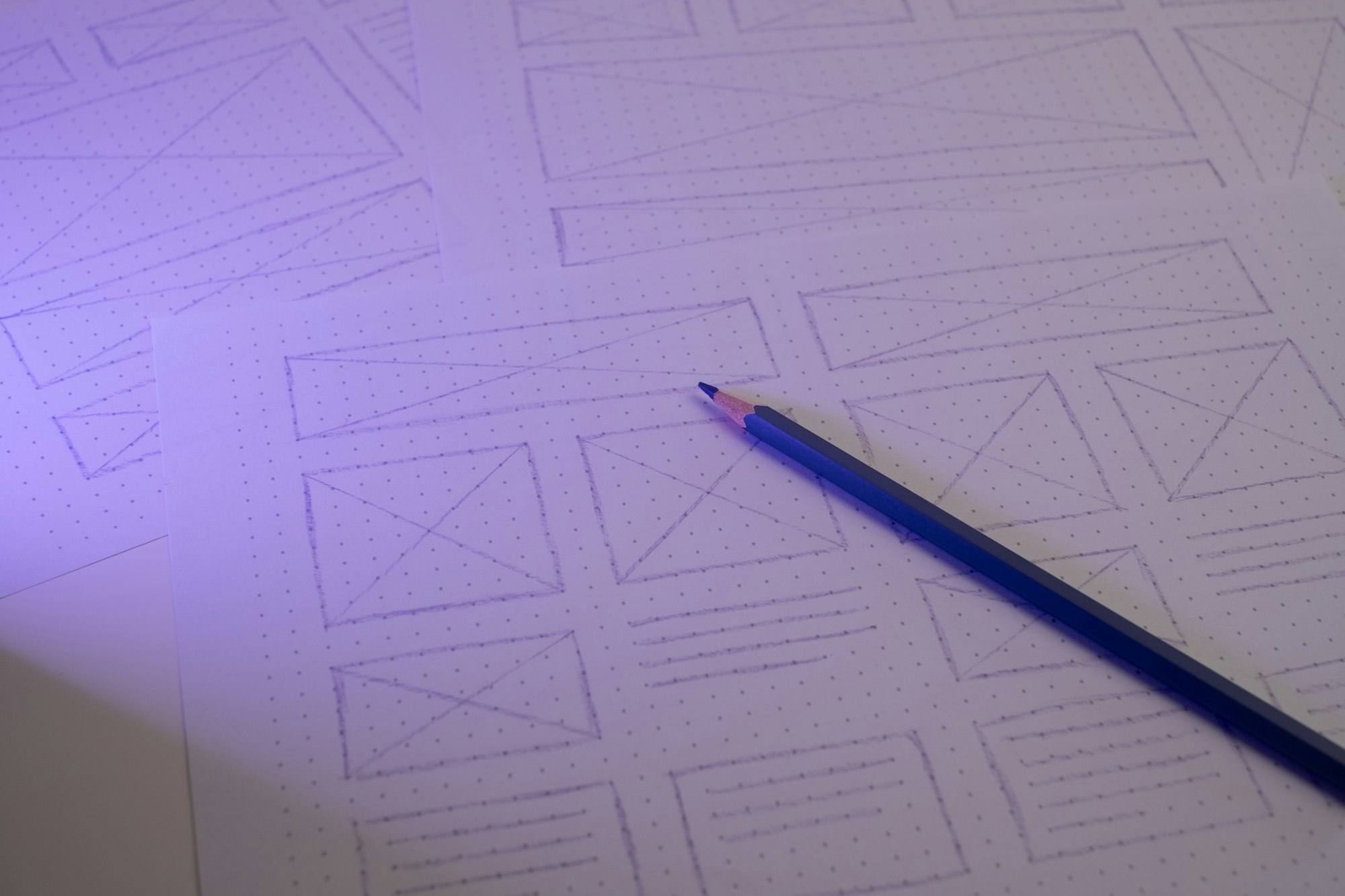 Bleistift auf Punktrasterpapier mit handgezeichneten Wireframes einer Website